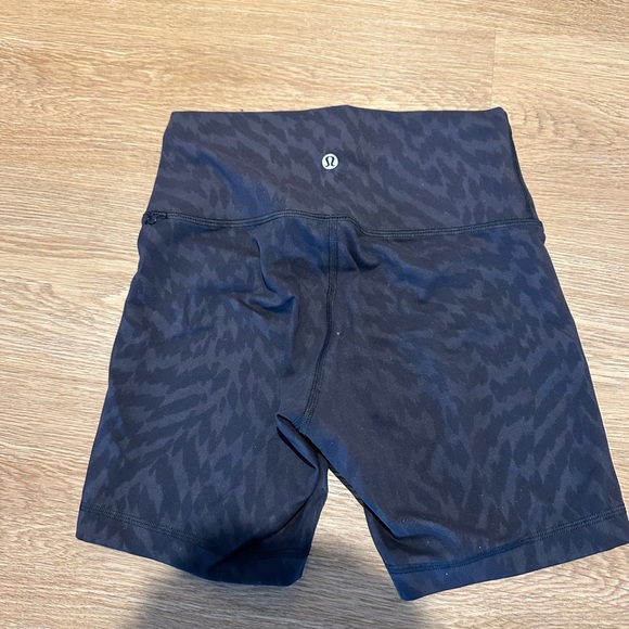 Lululemon Wunder Train 5” Shorts - Picture 2 of 4